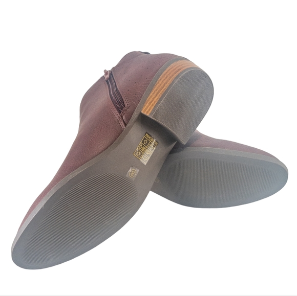 Journee Collection Ellis Ankle Bootie Wine -8 - Picture 7 of 7